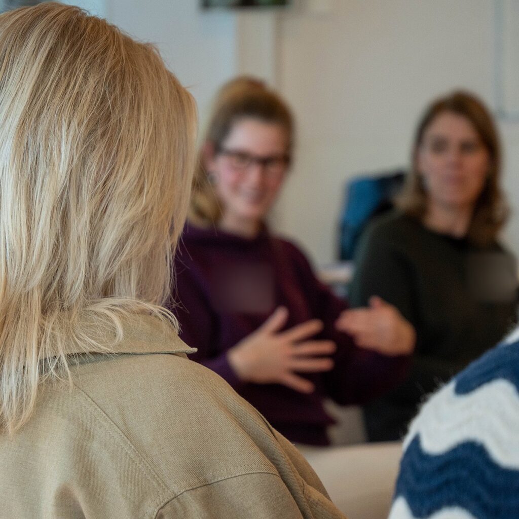 Deelnemers in gesprek tijdens een training van Globi