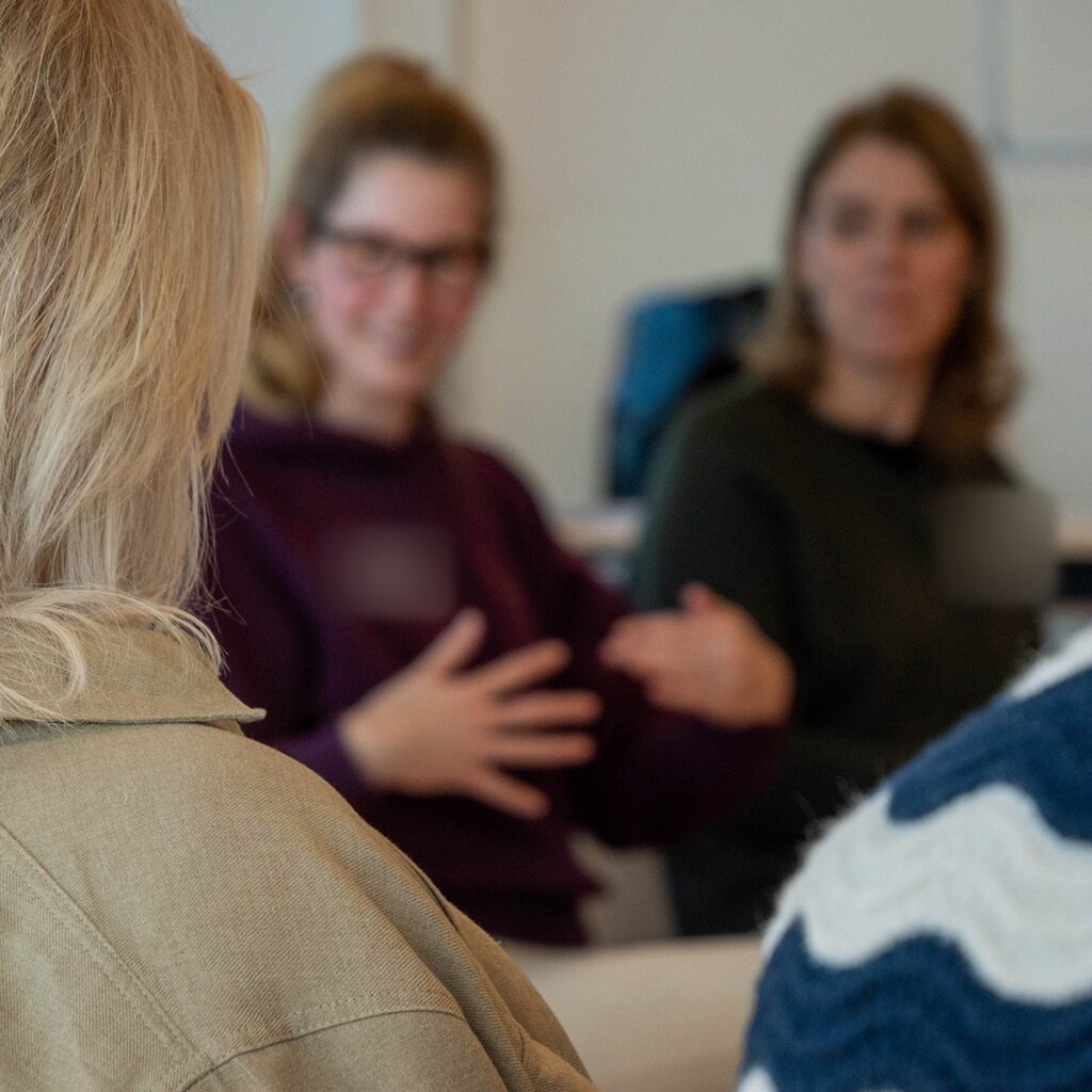 Deelnemers in gesprek tijdens een training van Globi