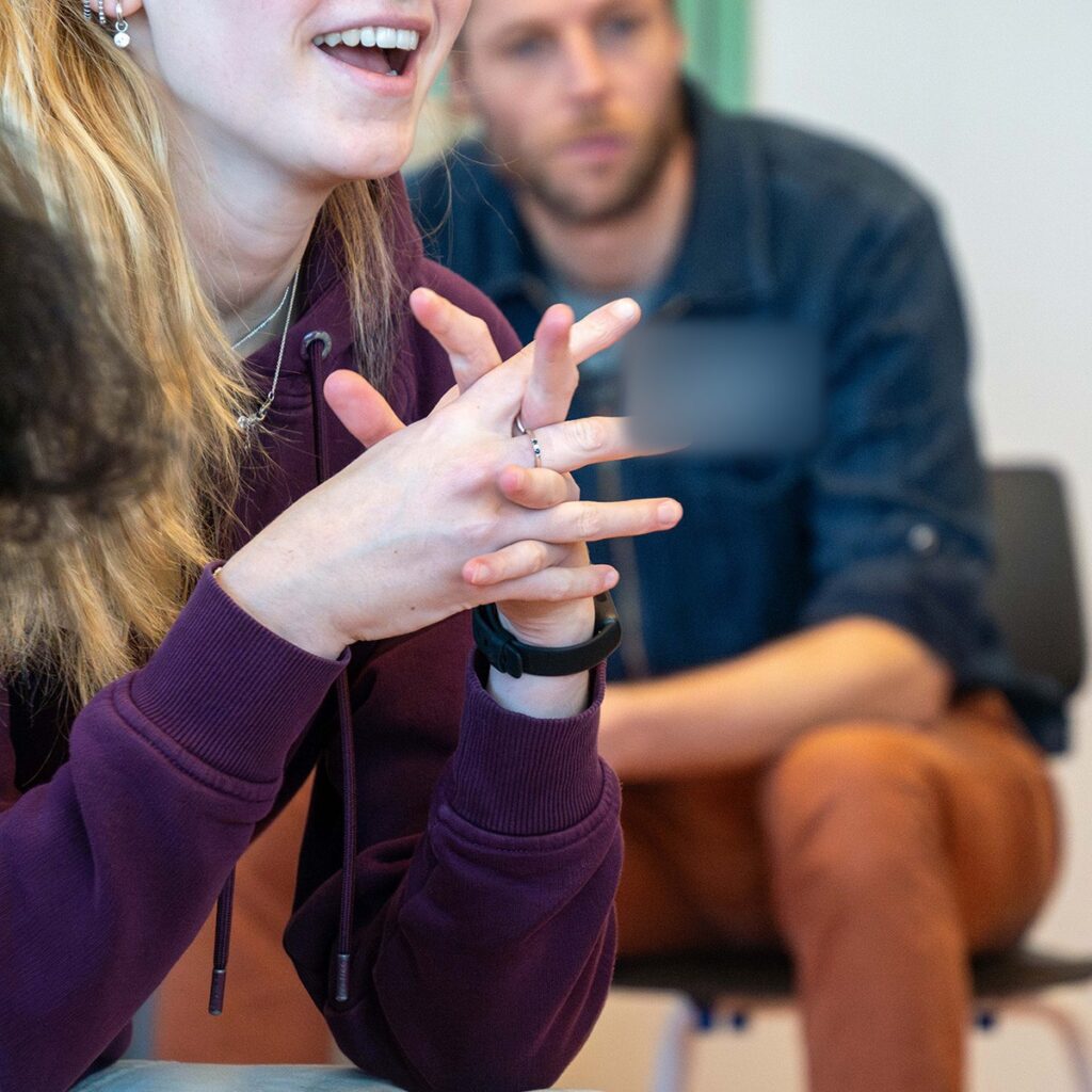 Deelnemers in gesprek tijdens een training van Globi